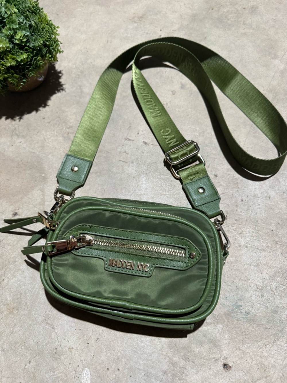 Steve Madden Moss Green Cross is Bag Purse Sporty Summer Athletic Travel Light